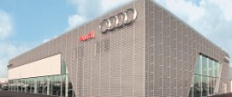 Chapas de aluminio anodizado perforado de RMIG en la fachada del concesionario Audi
